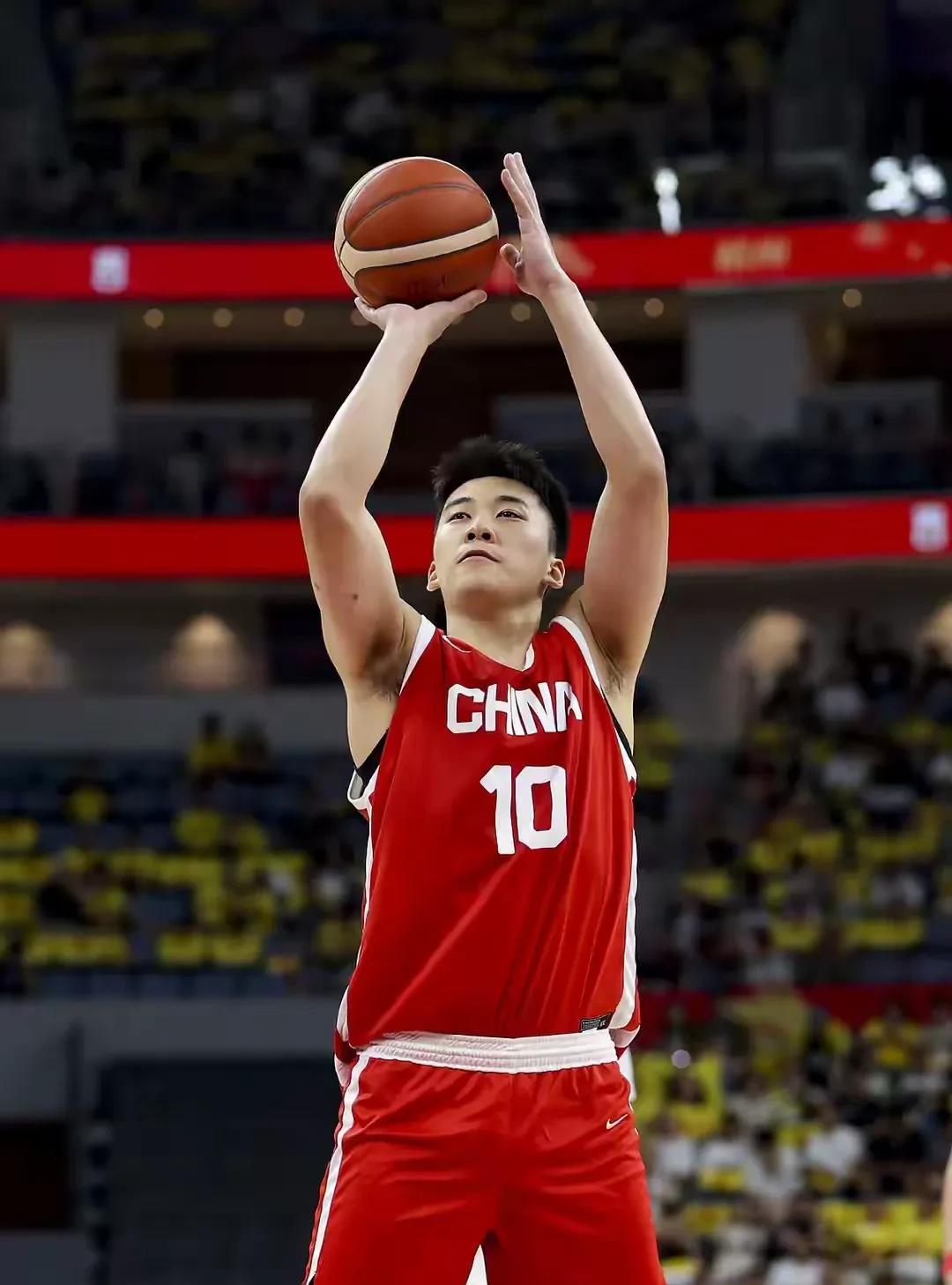 赵继伟赛后谦逊发言登热搜，广东男篮血战迈阿密热火引发热议(广东男篮超级外援阵容调整志在夺冠)